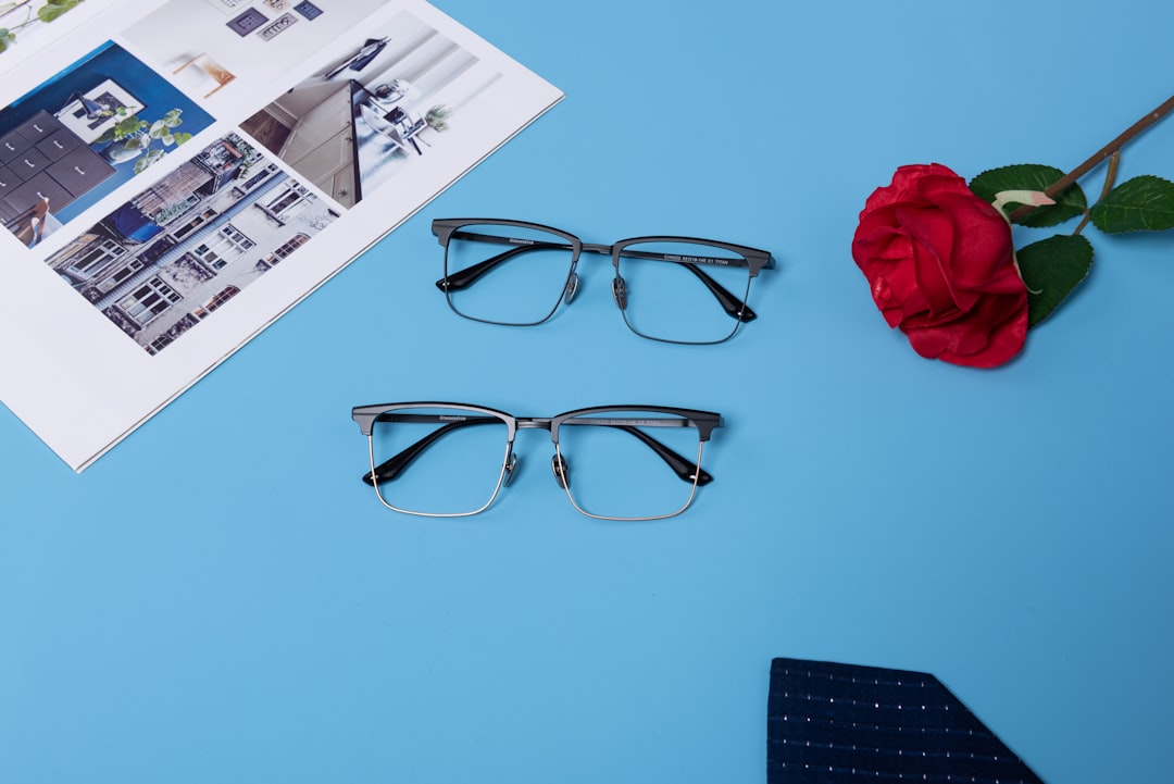 découvrez les dernières tendances des montures de lunettes pour allier style et confort en 2024.