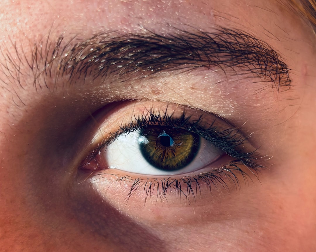 découvrez les meilleures astuces et produits pour favoriser la croissance naturelle de vos cils et obtenir un regard plus intense et séduisant.