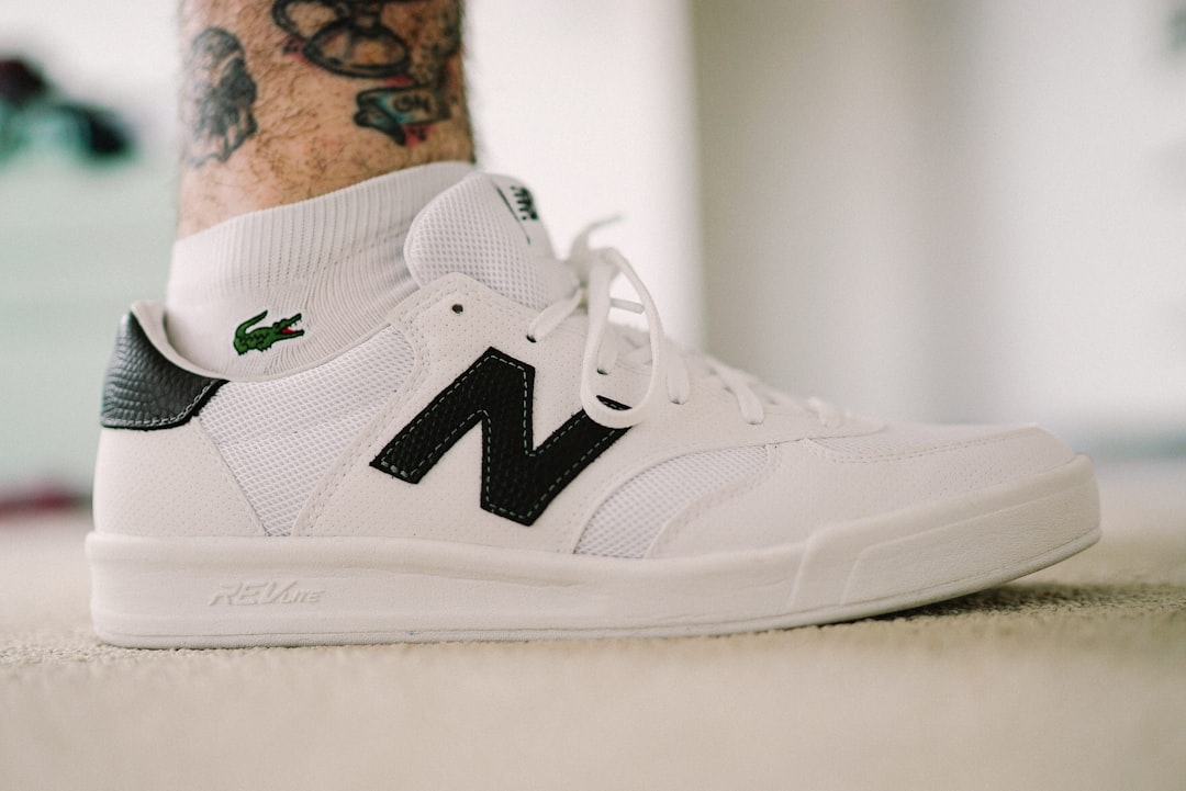 découvrez lacoste, la marque emblématique alliant style, élégance et confort avec ses vêtements, chaussures et accessoires de qualité.