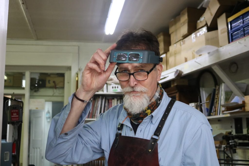 découvrez notre bracelet en cuir, alliant élégance et durabilité pour un style unique et authentique.