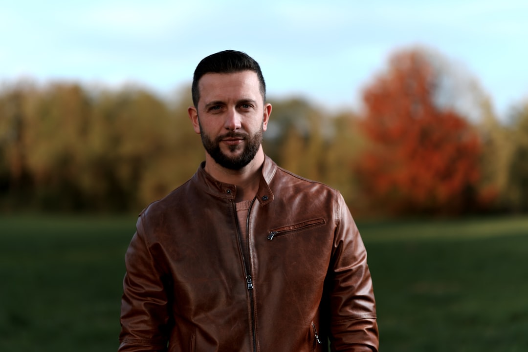 découvrez notre collection de vestes en cuir de haute qualité, alliant style intemporel et confort exceptionnel pour un look élégant en toutes occasions.