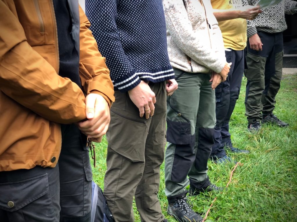 découvrez nos conseils et inspirations pour le dressing homme de mi-saison, alliant style, confort et praticité pour affronter les changements de température avec élégance.