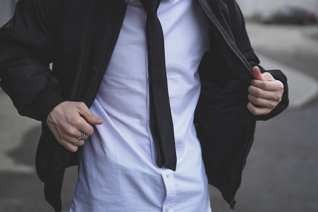 découvrez nos conseils et idées pour le vestiaire masculin mi-saison, alliant confort et style élégant pour chaque occasion.