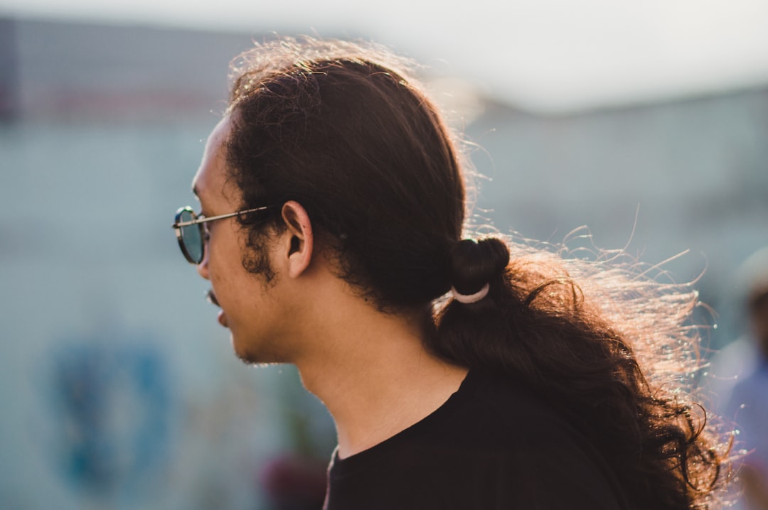 découvrez la coiffure masculine avec raie au milieu, un style élégant et tendance qui met en valeur votre visage avec modernité et sophistication.