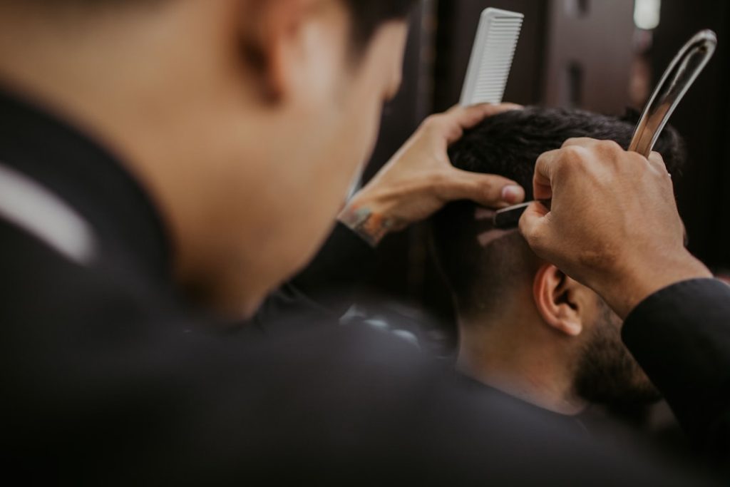 découvrez la coiffure homme avec raie au milieu, un style moderne et élégant qui met en valeur votre visage. idéal pour toutes occasions, ce look intemporel est facile à adopter.