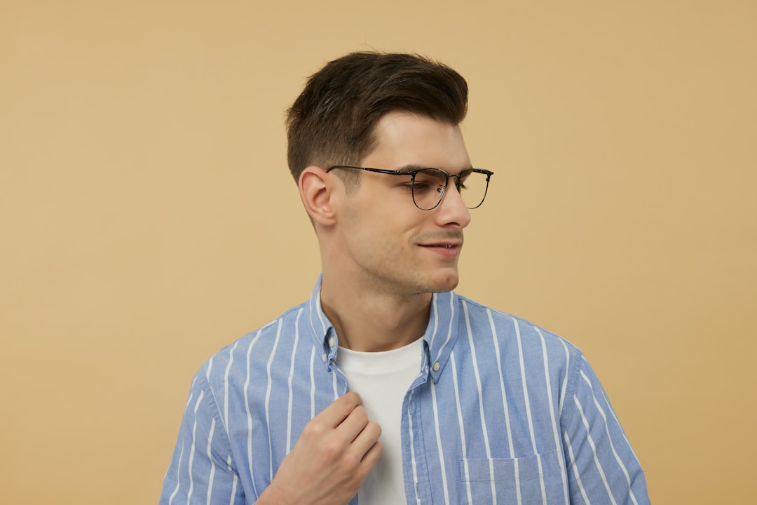découvrez la coiffure homme avec raie au milieu, un style tendance et élégant qui met en valeur votre visage avec modernité et sophistication.