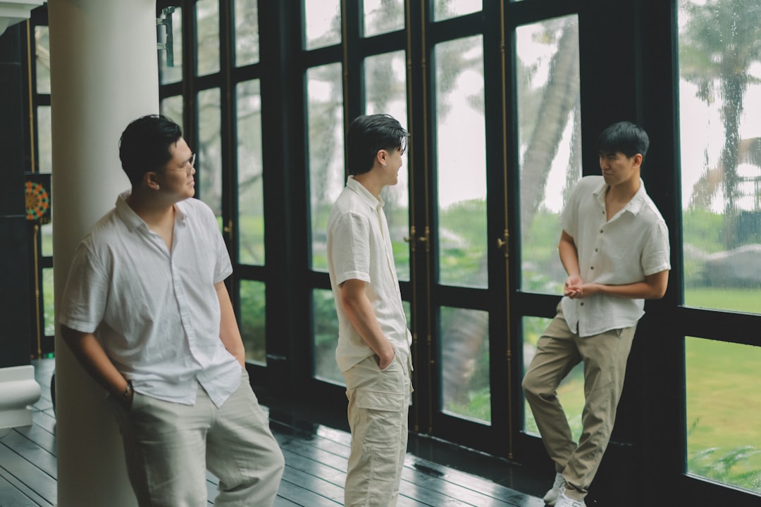 découvrez les tendances de la mode estivale pour hommes : vêtements légers, couleurs vives et styles modernes pour un look rafraîchissant cet été.