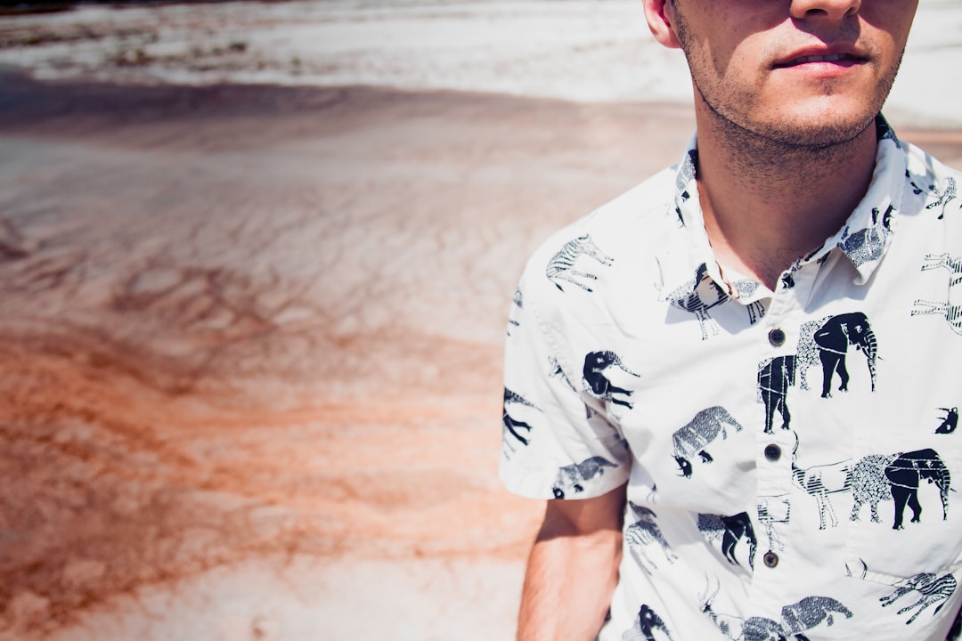 découvrez les tendances mode estivales pour hommes : styles légers, couleurs vives et accessoires incontournables pour un look moderne et confortable cet été.