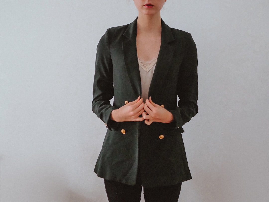 découvrez des idées élégantes pour assortir votre manteau en tissu écossais et créer des tenues tendance et confortables.