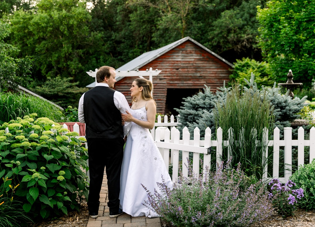 découvrez notre robe de mariée rustique, alliant charme naturel et élégance intemporelle pour un mariage authentique et plein de douceur.