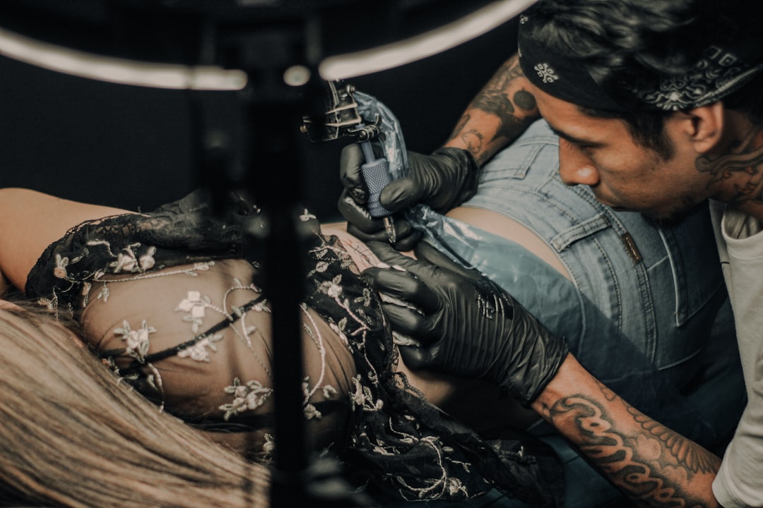 découvrez le tatouage semi-permanent : une alternative élégante et temporaire pour exprimer votre style sans engagement à long terme.