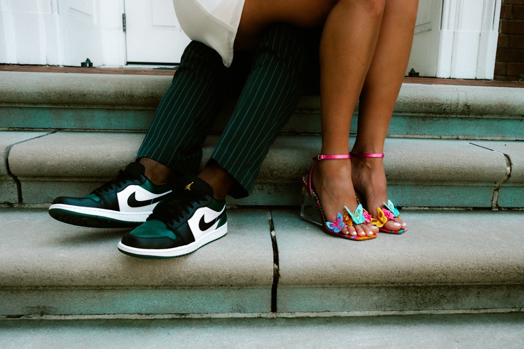 découvrez comment associer des sneakers avec une tenue habillée pour un style à la fois élégant et décontracté. conseils mode et idées tendances pour un look moderne.