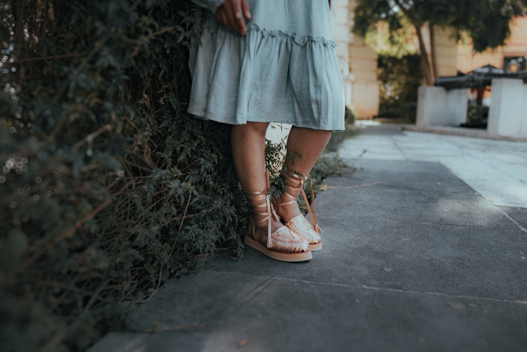 découvrez comment associer des sneakers avec une tenue habillée pour un style à la fois élégant et décontracté. conseils mode et idées tendance pour maîtriser ce look moderne.