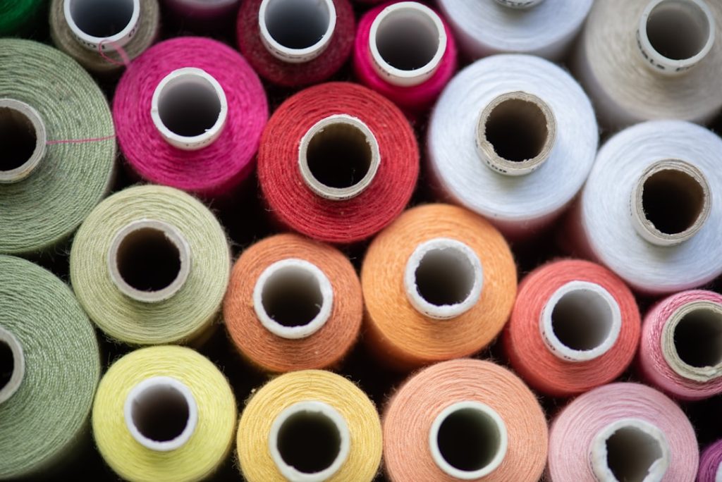 découvrez l'impact de la pollution générée par l'industrie textile et les solutions durables pour réduire son empreinte environnementale.