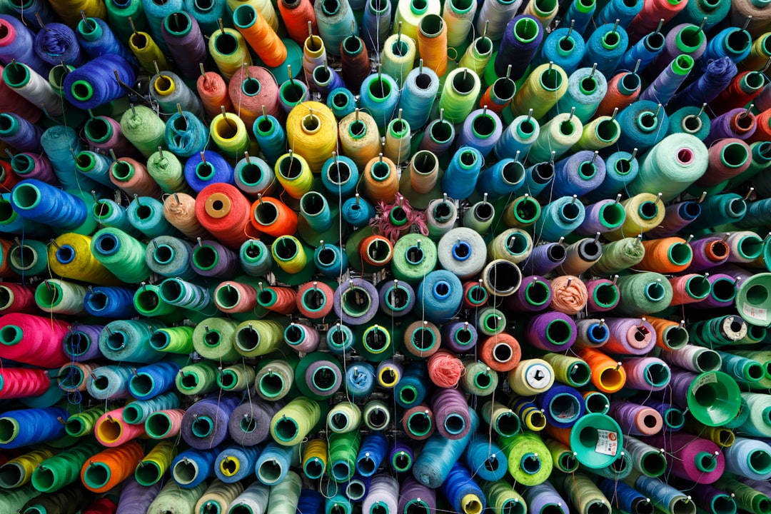 découvrez l'impact de la pollution de l'industrie textile sur l'environnement et les solutions durables pour réduire son empreinte écologique.