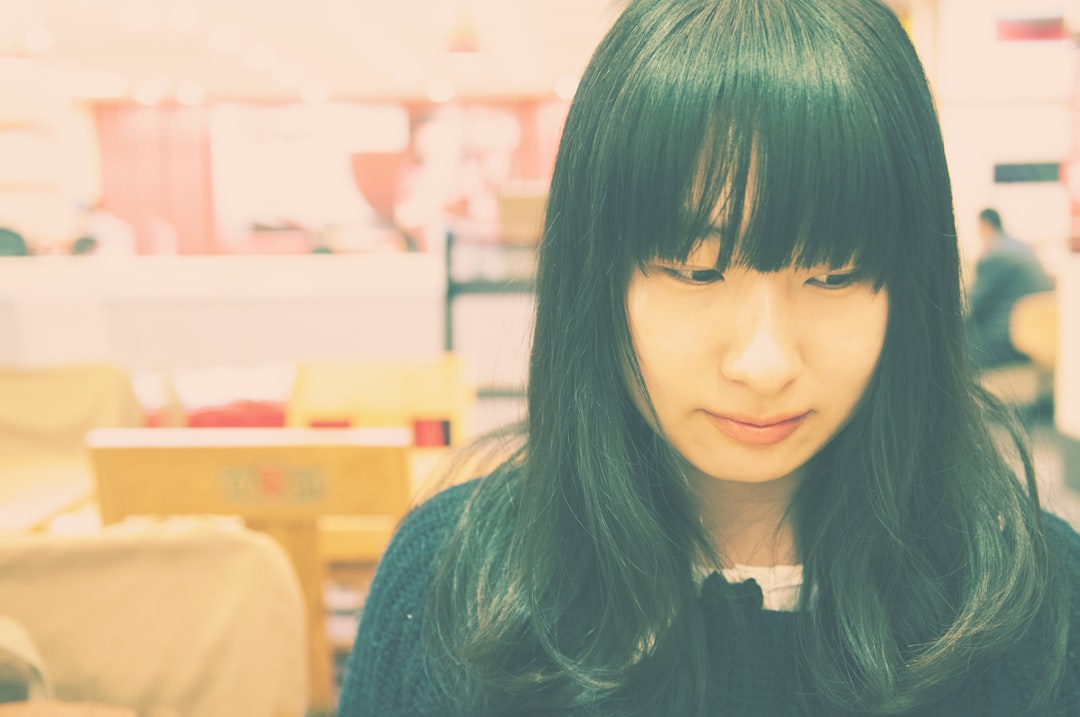 découvrez les coiffures à franges tendances pour un look moderne et stylé, adaptées à toutes les formes de visage.