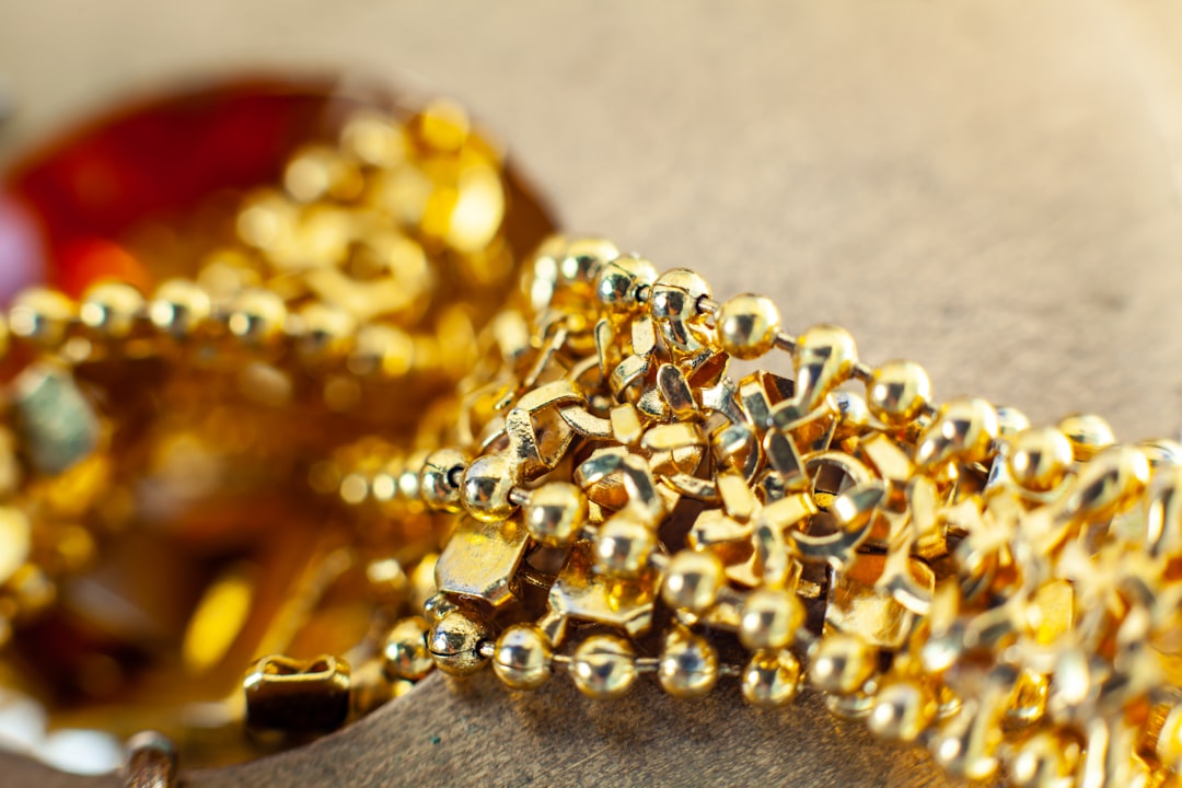 découvrez notre sélection de bijoux en or d'occasion de qualité, offrant élégance et authenticité à prix avantageux.