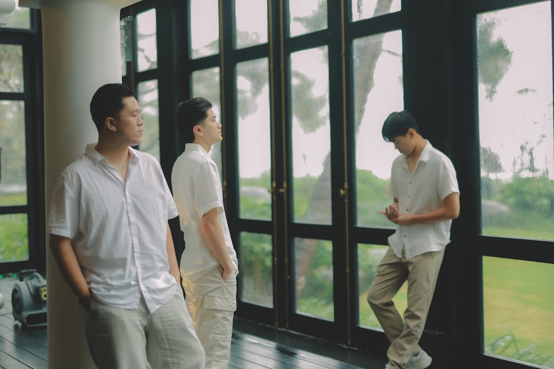 découvrez notre collection de pantalons blancs élégants et polyvalents, parfaits pour toutes les occasions, alliant confort et style.