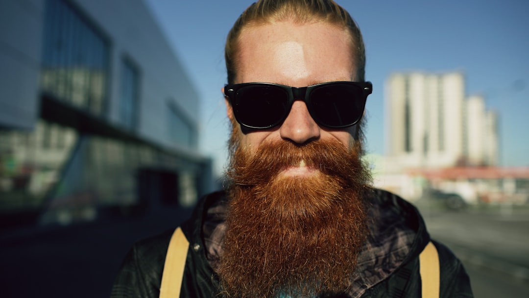 découvrez comment combler les zones clairsemées de votre barbe avec nos conseils et astuces pour un look impeccable et naturel.