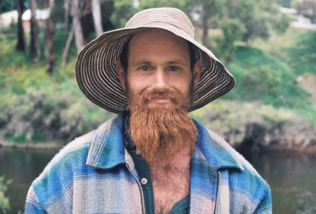 découvrez nos solutions pour combler les zones clairsemées de votre barbe et obtenir un look uniforme et soigné avec beard patch.