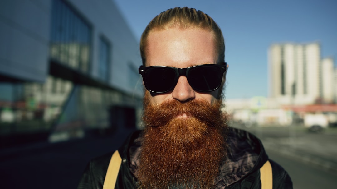 découvrez nos solutions efficaces pour combler les zones clairsemées de votre barbe et obtenir une barbe dense et uniforme.