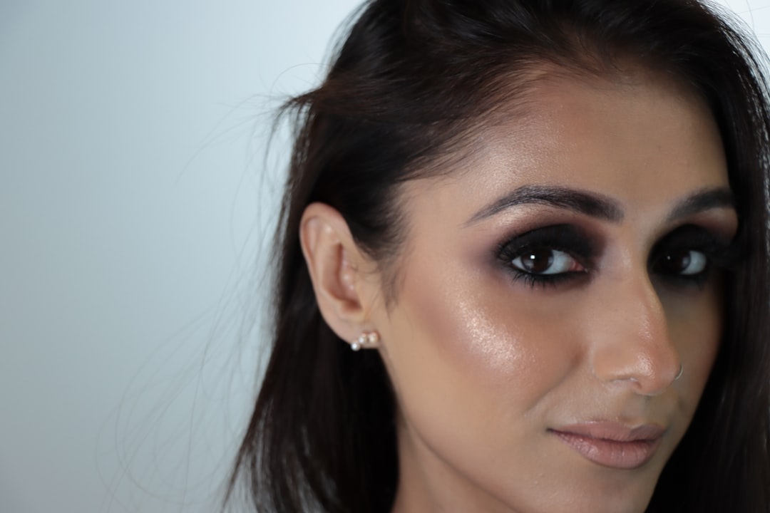 découvrez des idées de maquillage pour yeux marron élégantes et naturelles, parfaites pour sublimer votre regard au quotidien ou pour une occasion spéciale.