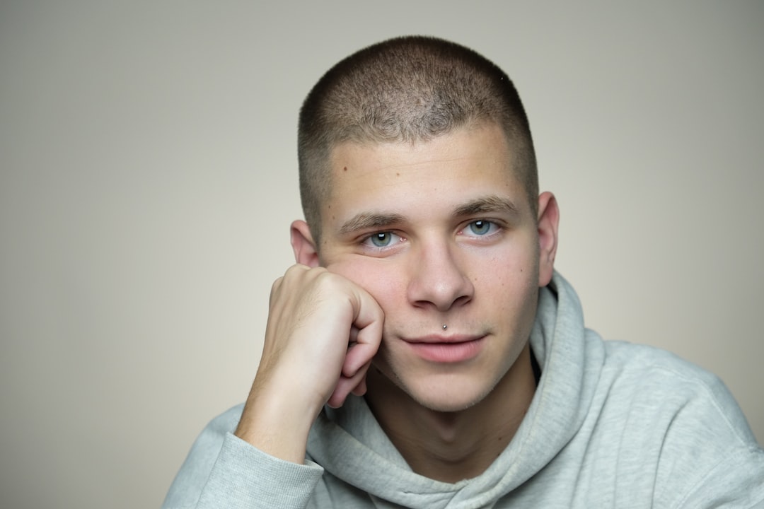 découvrez le buzz cut, une coupe de cheveux ultra-courte et tendance, facile à entretenir et idéale pour un style moderne et audacieux.