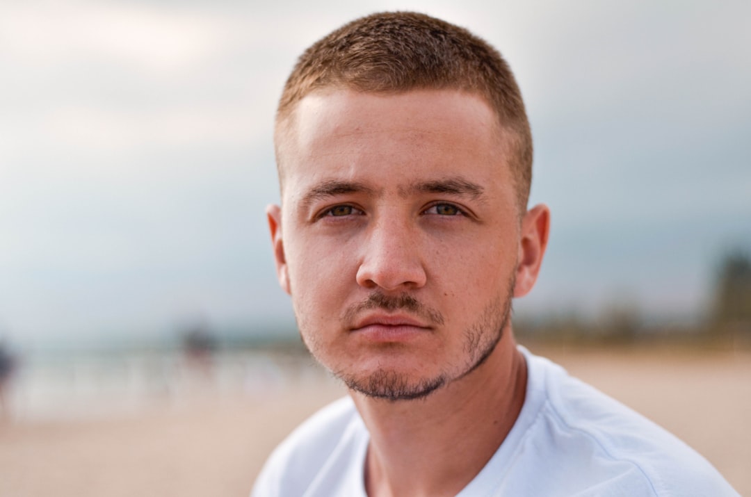 découvrez le style buzz cut, une coupe de cheveux courte, pratique et tendance, idéale pour un look moderne et facile à entretenir.