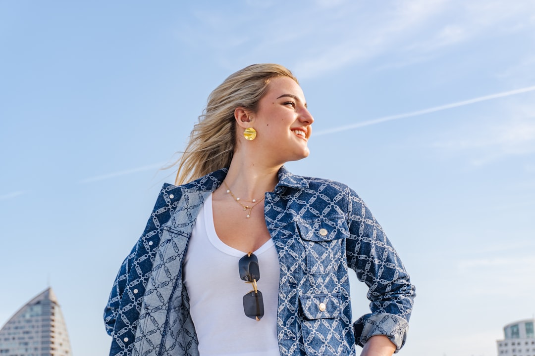 découvrez notre collection d'accessoires chics pour compléter votre style avec élégance et raffinement. trouvez le détail parfait qui sublimera votre tenue.