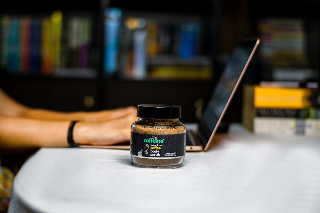 découvrez les bienfaits du gommage au café pour une peau exfoliée, douce et revitalisée grâce aux propriétés naturelles du marc de café.