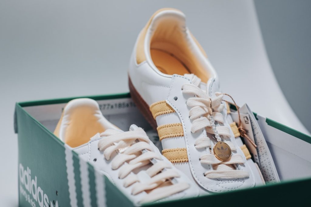 découvrez les dernières collaborations exclusives de sneakers alliant style unique et confort exceptionnel. trouvez votre paire idéale parmi nos modèles tendance et innovants.