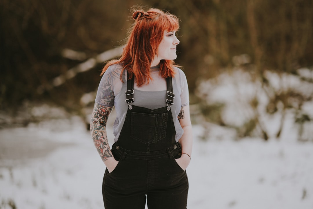 découvrez comment styliser une combinaison en denim pour l'hiver avec des conseils tendances et confortables pour un look chic et chaleureux.