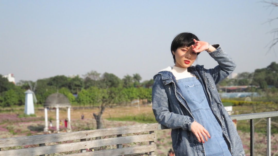 découvrez comment styliser une combinaison en denim pour l'hiver avec des astuces mode tendance et adaptées à la saison froide.