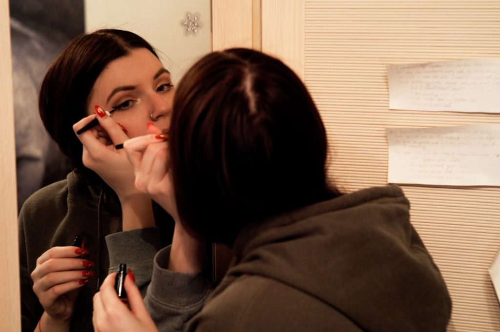découvrez notre eyeliner longue tenue pour un regard intense et précis. facile à appliquer, il sublime vos yeux en un seul geste.