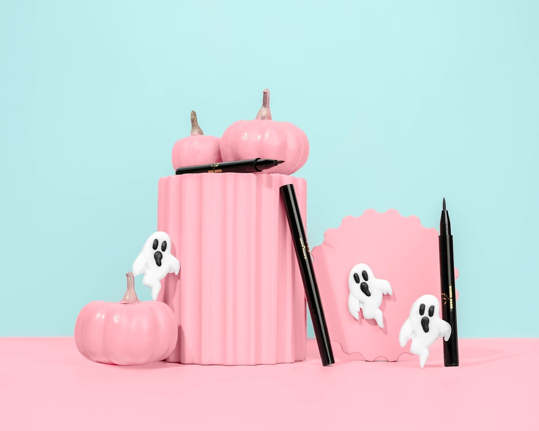 découvrez notre sélection d'eyeliners pour un regard intense et parfaitement souligné. faciles à appliquer, nos eyeliners longue tenue subliment votre maquillage au quotidien.