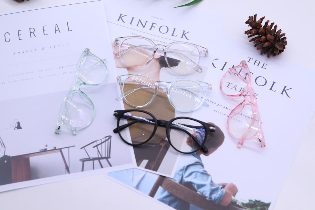 découvrez comment choisir la couleur parfaite pour vos montures de lunettes afin d'exprimer votre style et mettre en valeur votre visage.