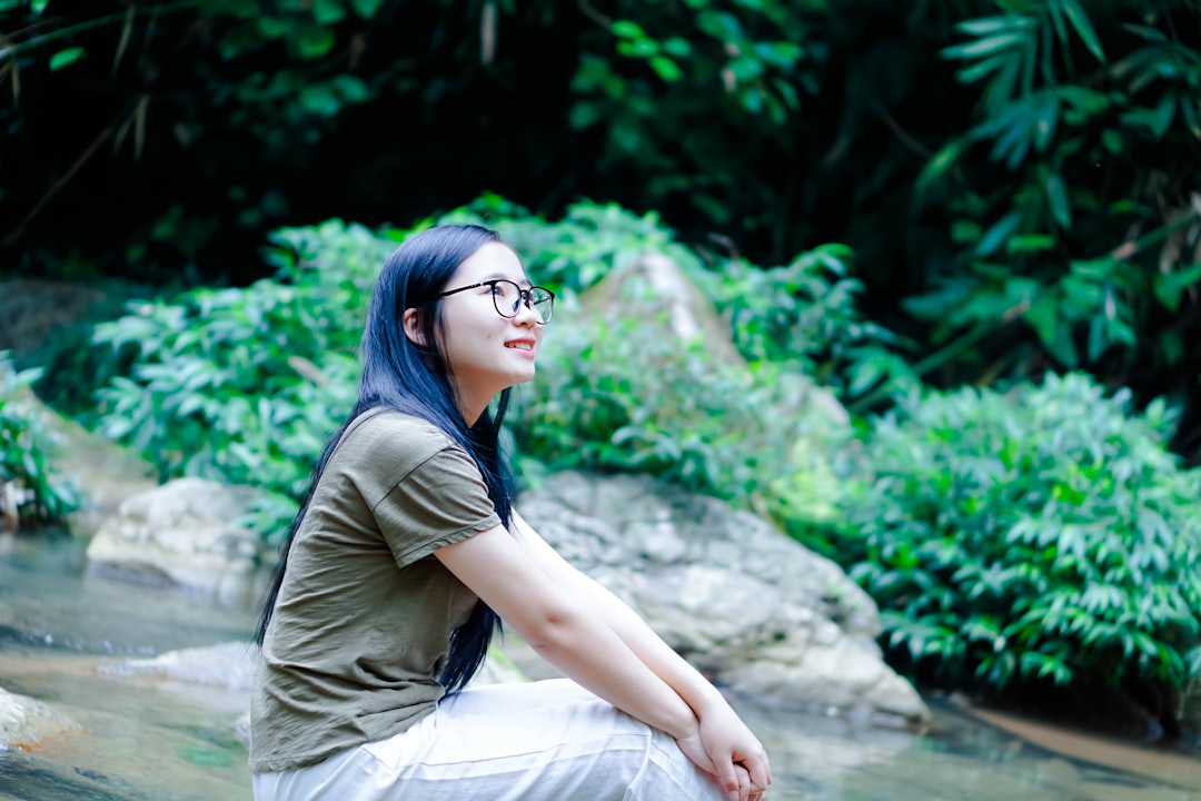 découvrez le face yoga, une méthode naturelle pour tonifier et détendre les muscles du visage, améliorer l'éclat de la peau et lutter contre le vieillissement.