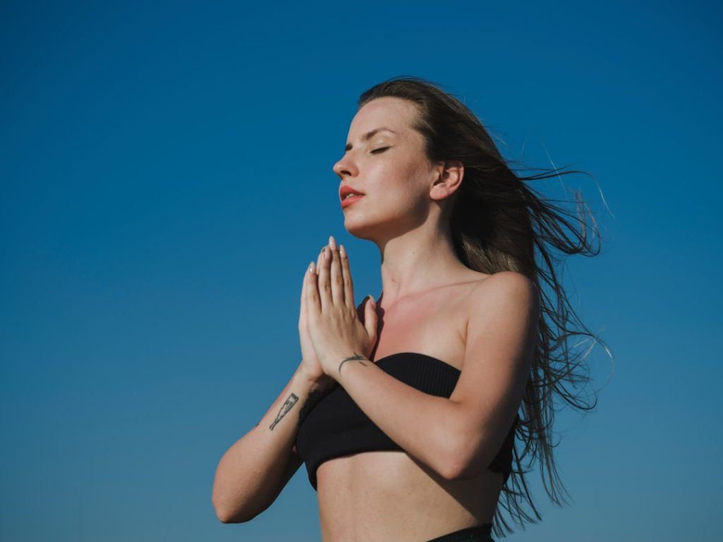 découvrez le face yoga, une méthode naturelle pour tonifier et détendre les muscles du visage, améliorer l'éclat de la peau et réduire les signes de l'âge.