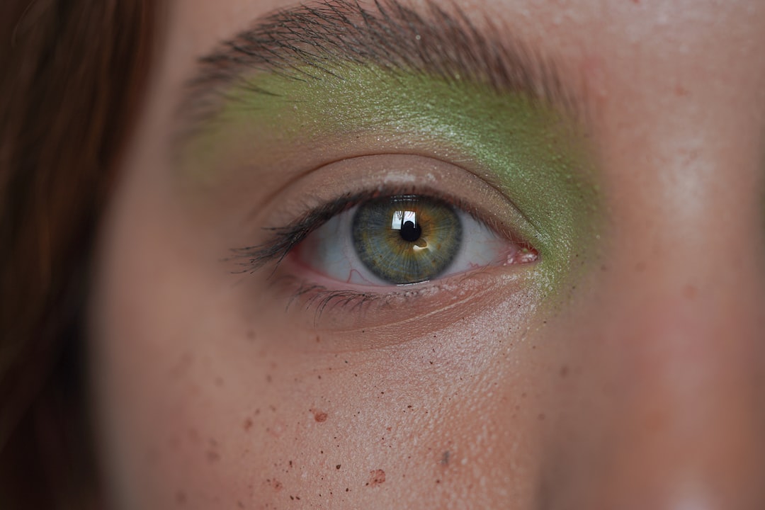 découvrez nos astuces et inspirations pour un maquillage des yeux vert éclatant, idéal pour sublimer votre regard avec élégance et originalité.