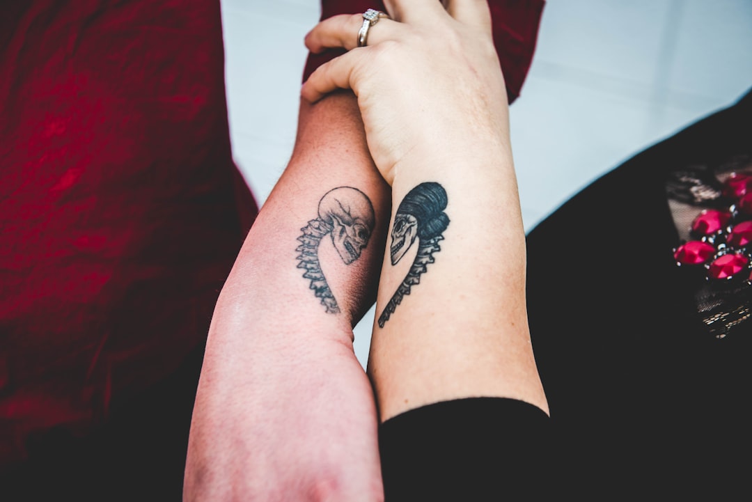 découvrez des idées inspirantes de tatouages en forme de cœur, symboles d'amour et d'émotion, avec des designs uniques et créatifs pour exprimer vos sentiments.