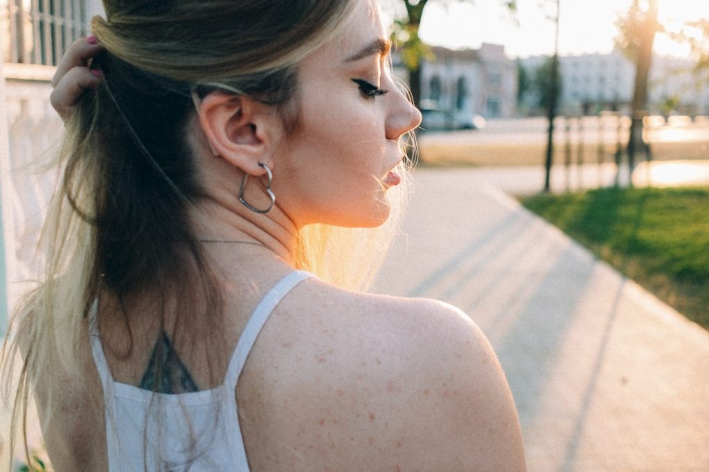 découvrez des idées élégantes et significatives de tatouages cœur, symboles d'amour, de passion et d'émotion à porter fièrement sur votre peau.