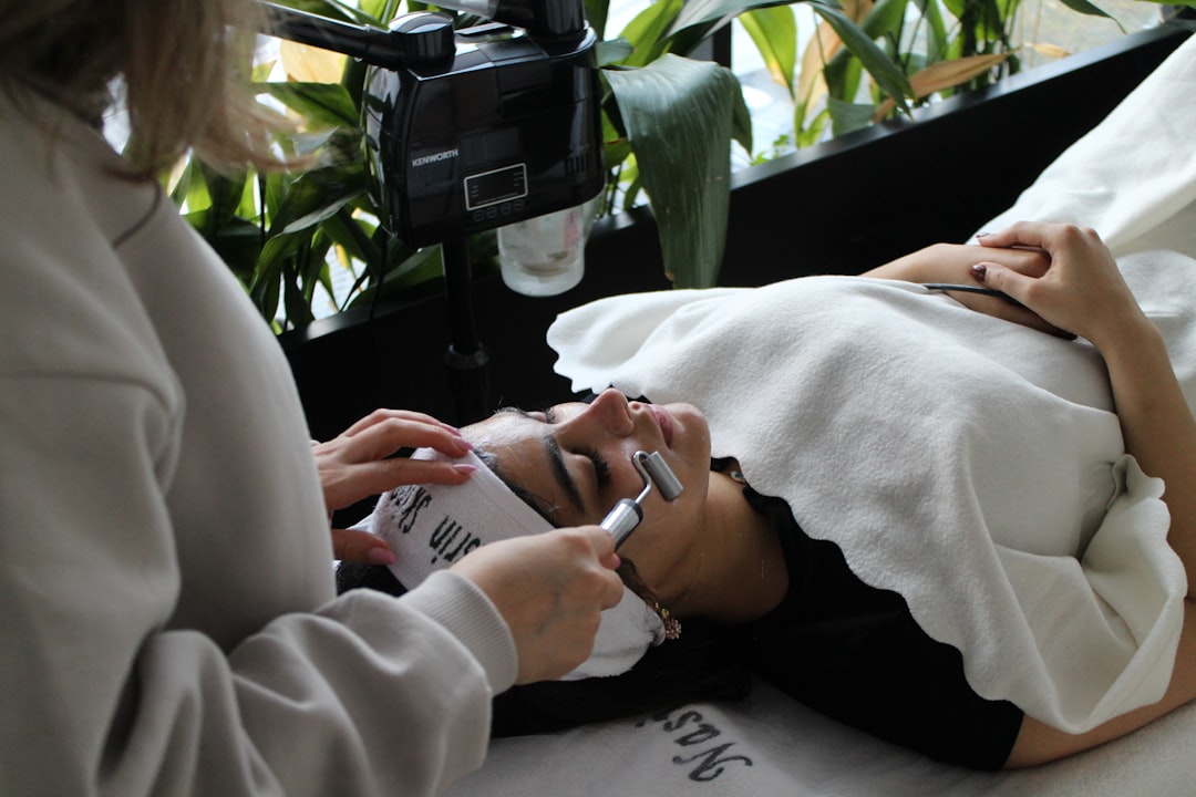 découvrez le traitement hydrafacial, une technique innovante pour nettoyer, exfolier et hydrater votre peau en profondeur, offrant un teint éclatant et revitalisé.