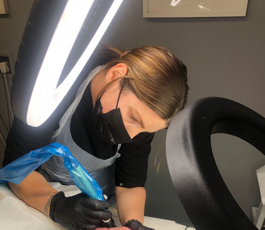 découvrez le traitement hydrafacial, une méthode innovante pour nettoyer, exfolier et hydrater votre peau en profondeur, offrant un teint éclatant et revitalisé.