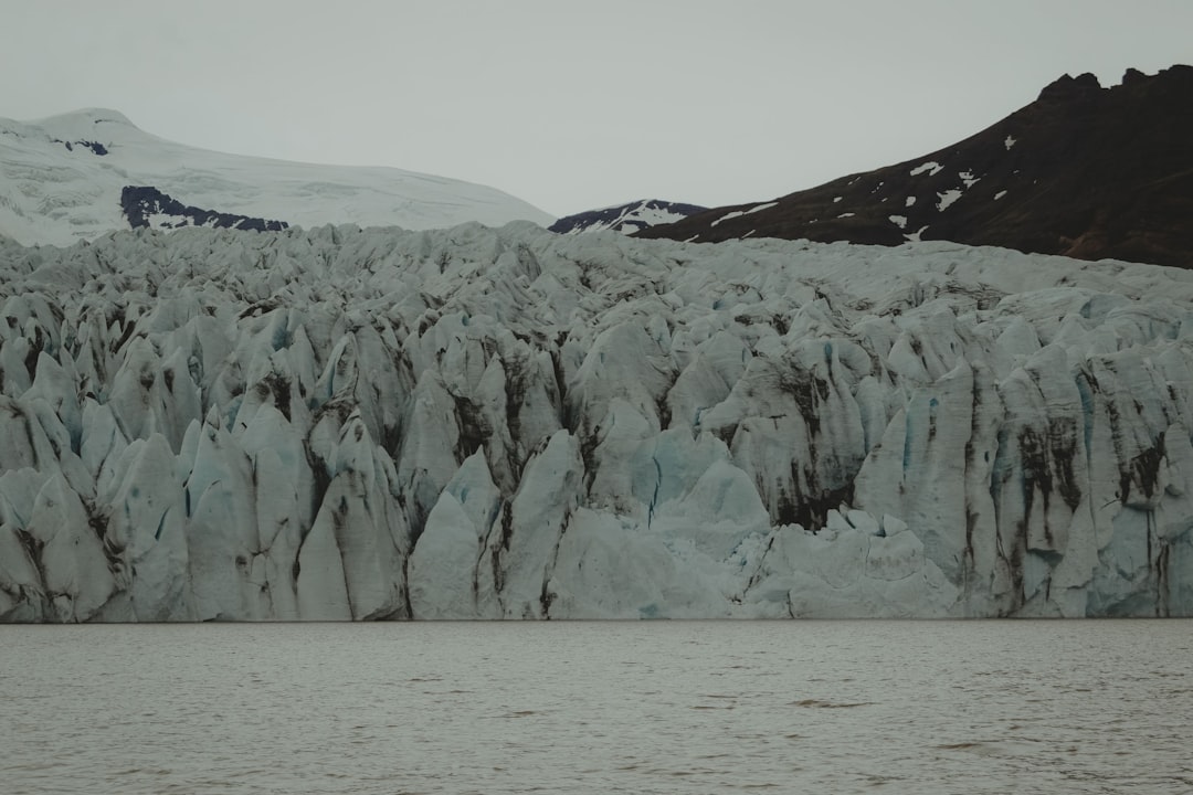 découvrez l'eau d'iceberg : pureté exceptionnelle et fraîcheur naturelle venues des glaciers les plus préservés.