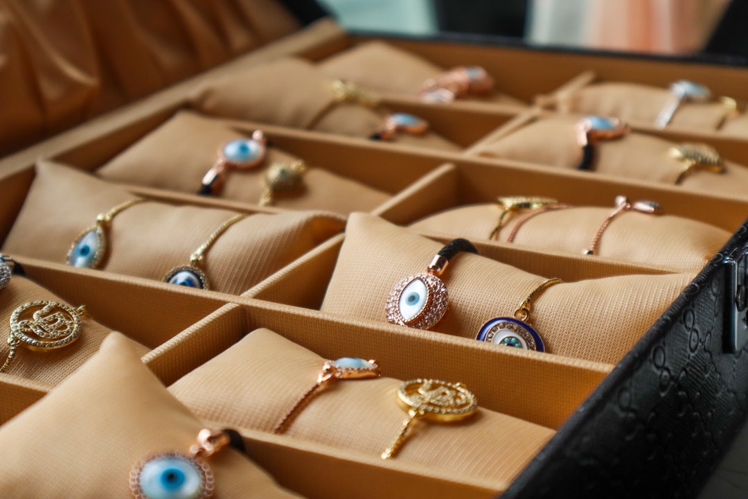 solutions de rangement pour bijoux élégantes et pratiques afin de garder vos précieux accessoires organisés et protégés.