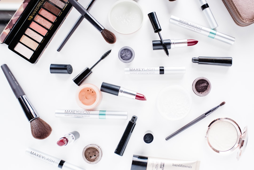 découvrez notre mascara longue tenue pour des cils volumineux, allongés et parfaitement définis toute la journée.