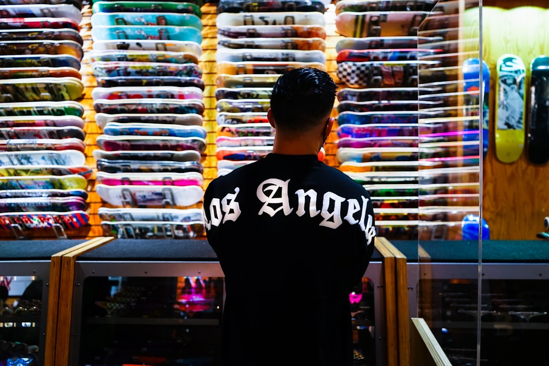 découvrez notre collection de streetwear pour hommes alliant style urbain et confort. t-shirts, sweatshirts, pantalons et accessoires tendance pour un look moderne et décontracté.