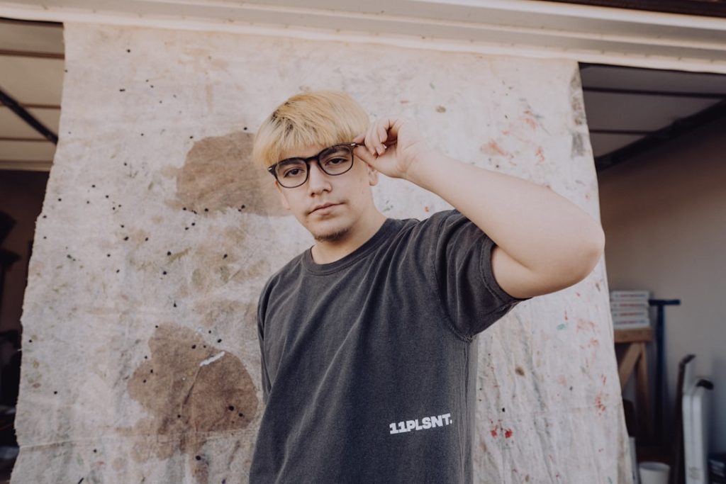découvrez notre collection de streetwear pour hommes alliant style urbain, confort et tendances actuelles. parfait pour un look décontracté et moderne.