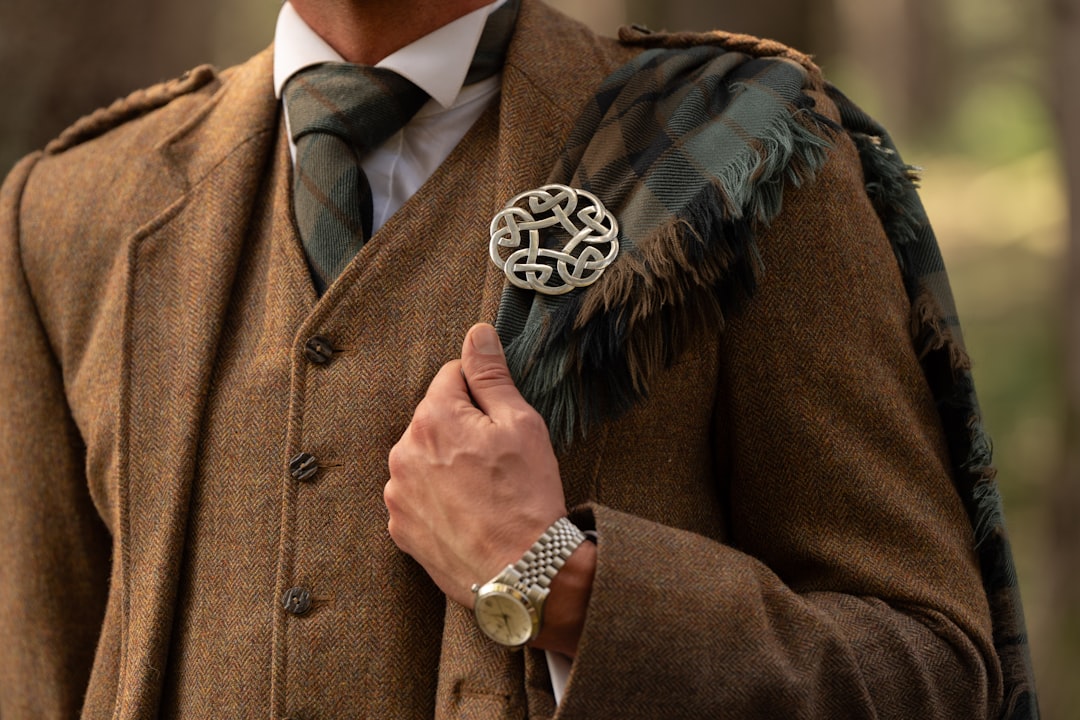 découvrez notre sélection d'accessoires pour costume homme : cravates, boutons de manchette, ceintures et plus pour un look élégant et raffiné.