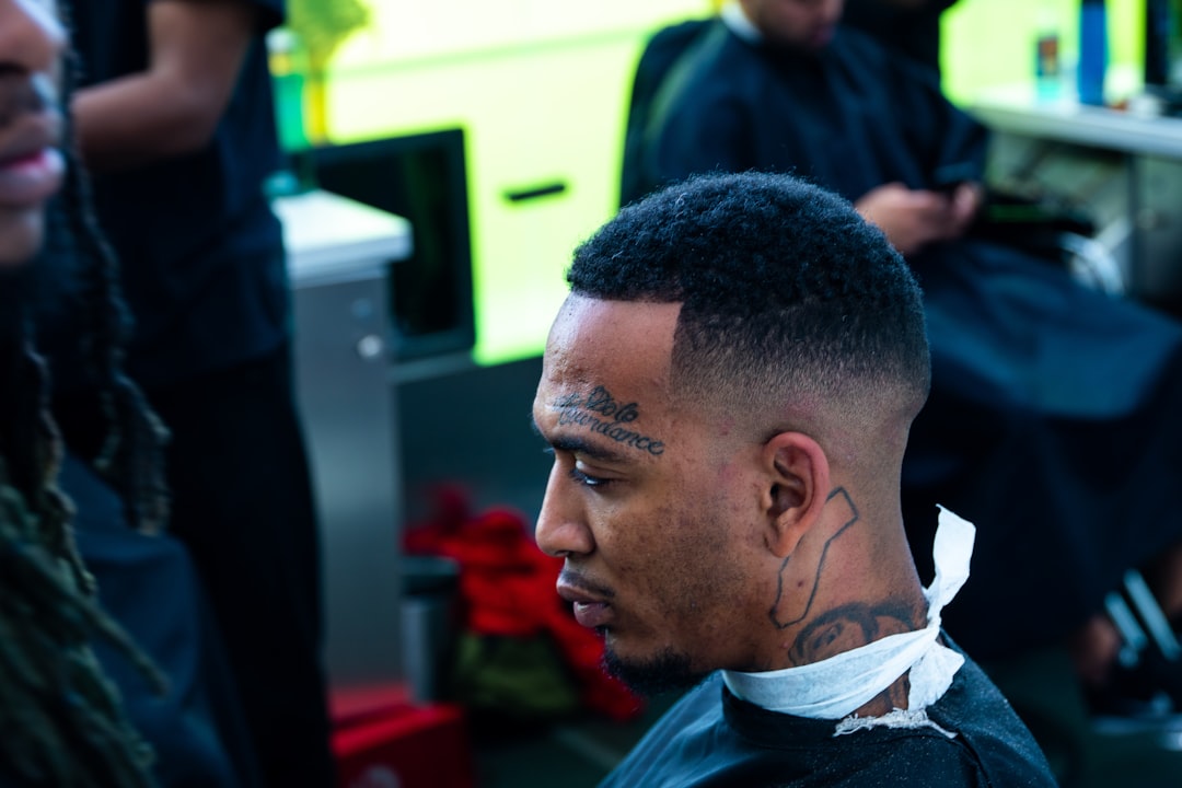 découvrez notre coupe de cheveux dégradée pour hommes, alliant style moderne et élégance. parfaite pour un look soigné et tendance.